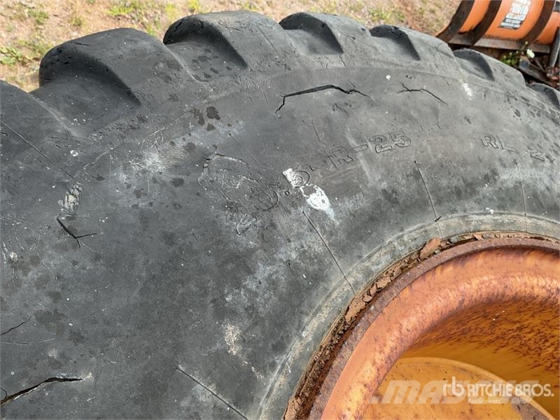 Quantity of (2) 20.5R-25 Tires - Fits Wheel Loader Renkaat ja vanteet
