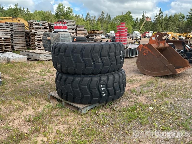 Quantity of (2) 20.5R-25 Tires - Fits Wheel Loader Renkaat ja vanteet