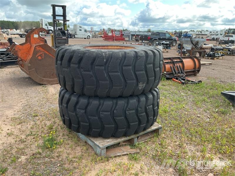 Quantity of (2) 20.5R-25 Tires - Fits Wheel Loader Renkaat ja vanteet