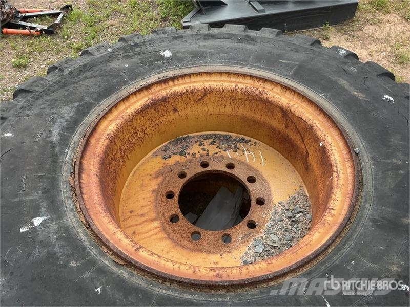 Quantity of (2) 20.5R-25 Tires - Fits Wheel Loader Renkaat ja vanteet