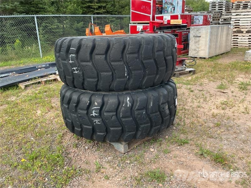 Quantity of (2) 20.5R-25 Tires - Fits Wheel Loader Renkaat ja vanteet