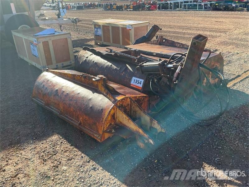 Quantity of (2) 60 in Side-Mounted Flail Mower 제초기