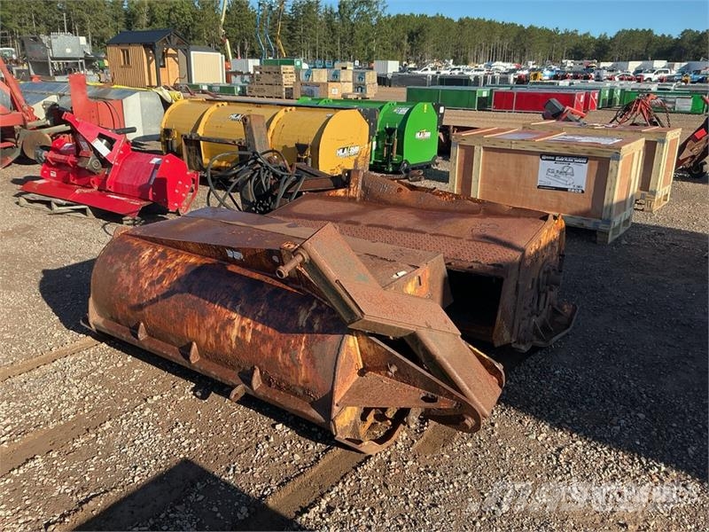 Quantity of (2) 60 in Side-Mounted Flail Mower 제초기