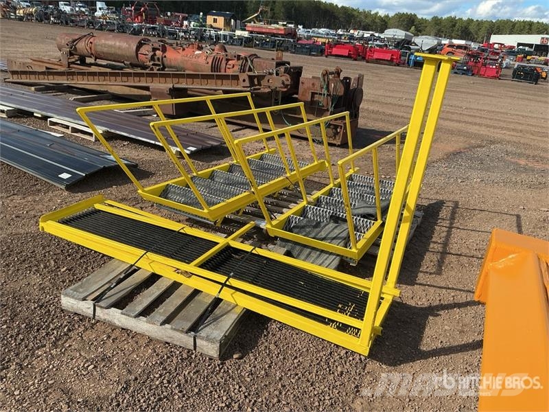 Quantity of (2) 7 Ft Metal Steps Компоненты строительной техники