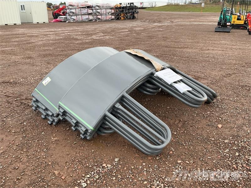  Quantity of (2)  BYT STBF45 Sheeted Tombstone Bale Alimentadores de animais