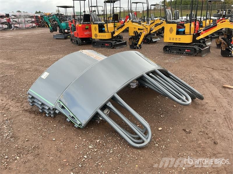  Quantity of (2)  BYT STBF45 Sheeted Tombstone Bale Alimentadores de animais