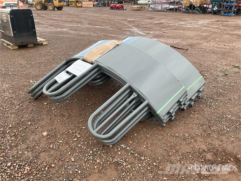  Quantity of (2)  BYT STBF45 Sheeted Tombstone Bale Alimentadores de animais
