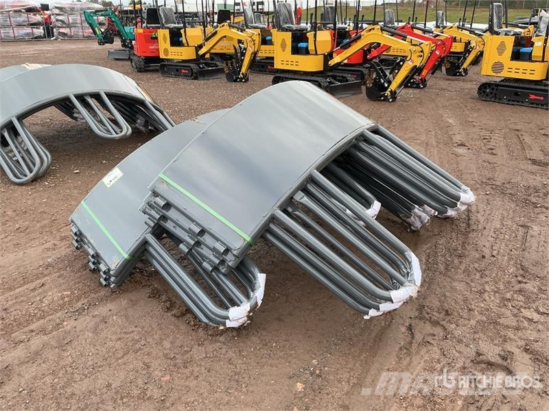  Quantity of (2)  BYT STBF45 Sheeted Tombstone Bale Alimentadores de animais