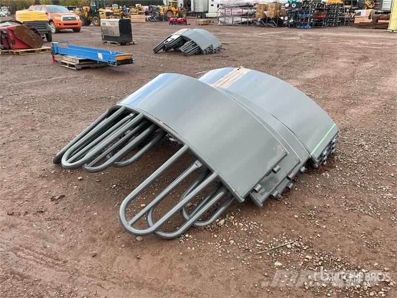  Quantity of (2)  BYT STBF45 Sheeted Tombstone Bale Alimentadores de animais
