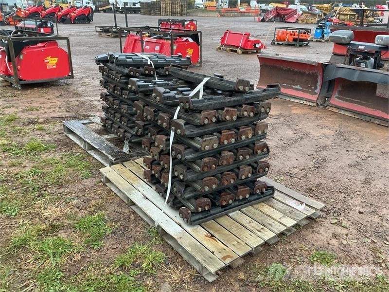  Quantity of (2) Pallets of Rubber Track Shoes مكونات أخرى