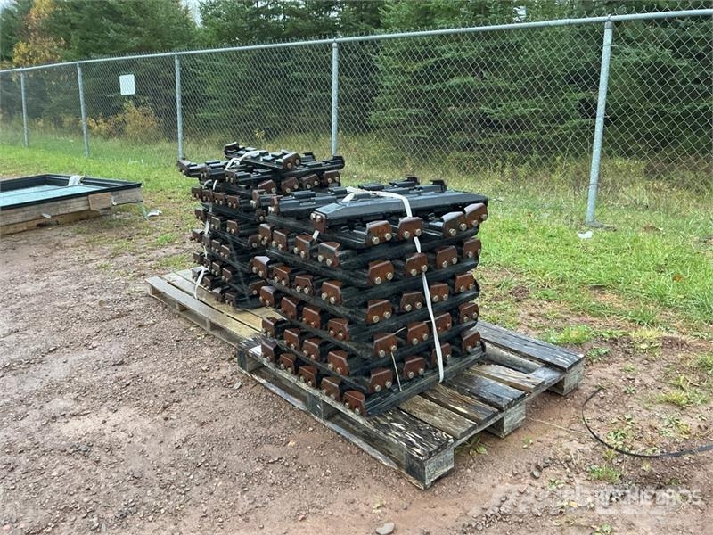  Quantity of (2) Pallets of Rubber Track Shoes مكونات أخرى