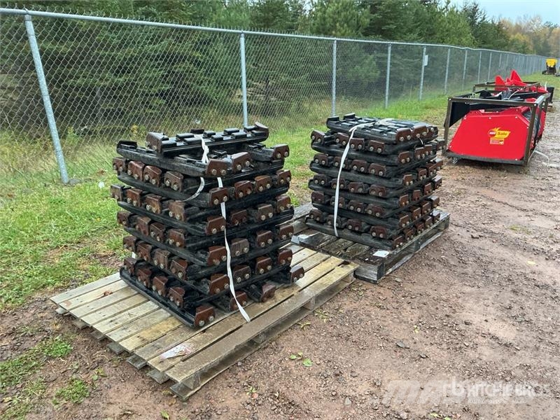  Quantity of (2) Pallets of Rubber Track Shoes مكونات أخرى