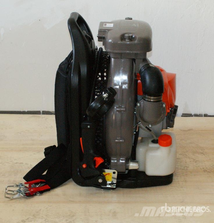 Quantity of (2) Powertek EB-800-E Leaf Blower (Un Équipement d'élimination des débris