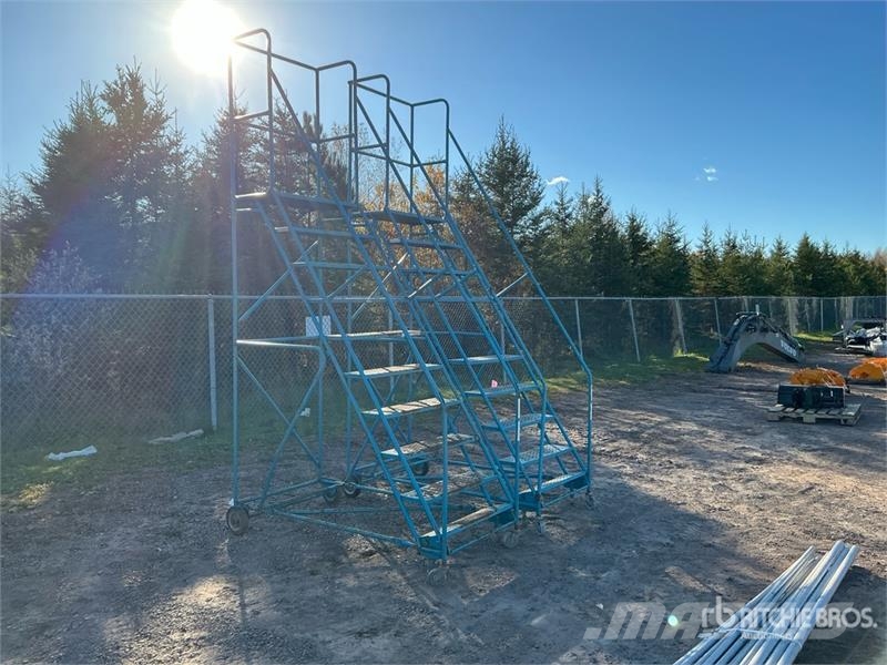  Quantity of (2) Rolling 7 ft Step Ladder Lestve in ploščadi