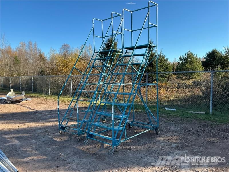  Quantity of (2) Rolling 7 ft Step Ladder Lestve in ploščadi