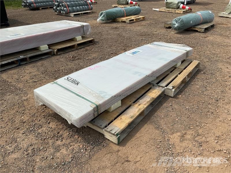 Quantity of (20) 27 in x 8 ft Clear Multi-Wall Pol Montacargas y elevadores de material