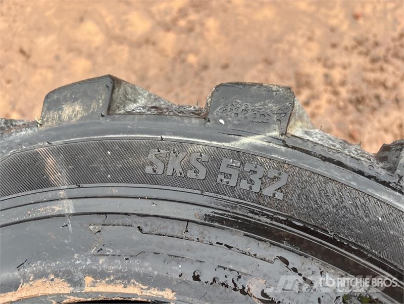  Quantity of (3) 10-16.5 Tires 轮胎、车轮、轮圈