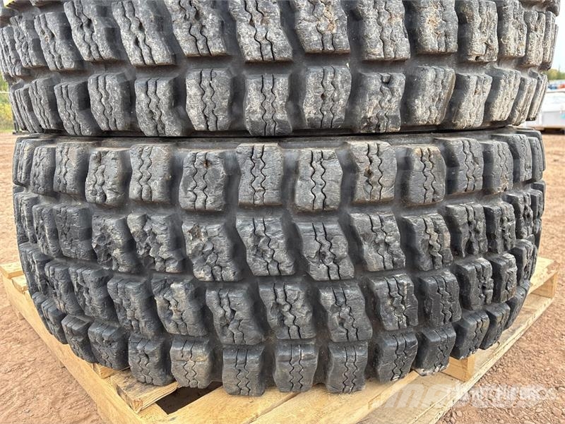  Quantity of (3) 17.5R25 Tires Gume, točkovi i felne