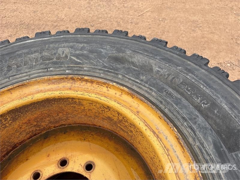  Quantity of (3) 17.5R25 Tires Gume, točkovi i felne