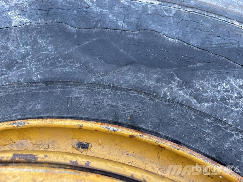  Quantity of (4) 17.5R25 Tires - Fits John Deere Lo الإطارات والعجلات والحافات