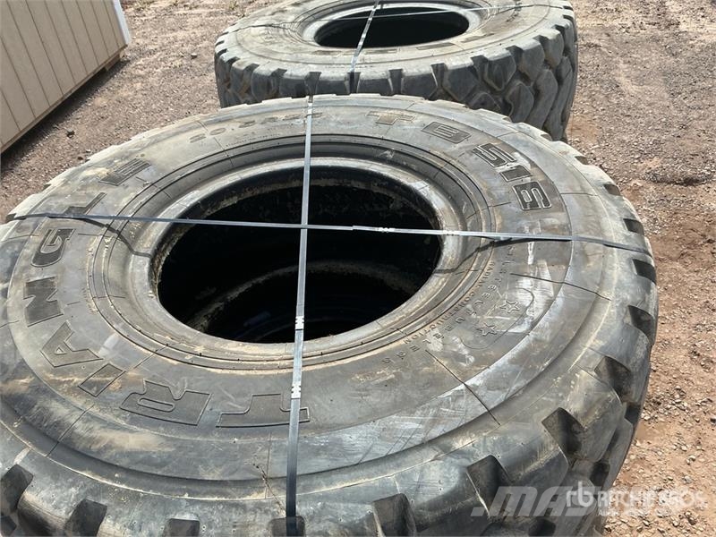  Quantity of (4) 20.5R25 Loader Tires Renkaat ja vanteet