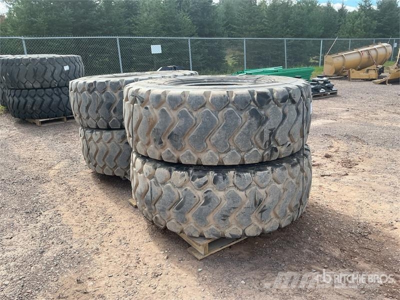  Quantity of (4) 20.5R25 Loader Tires Renkaat ja vanteet
