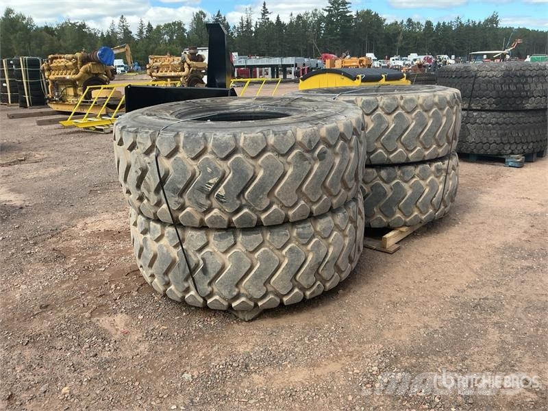  Quantity of (4) 20.5R25 Loader Tires Renkaat ja vanteet