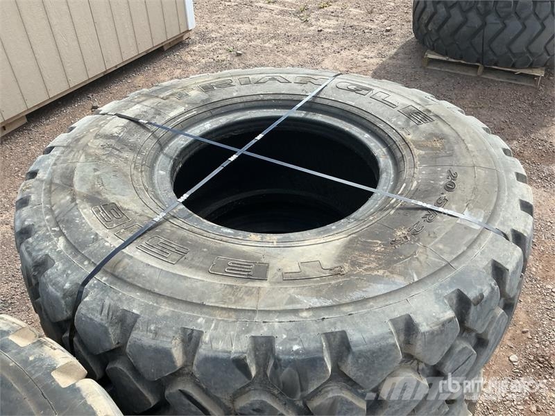  Quantity of (4) 20.5R25 Loader Tires Renkaat ja vanteet