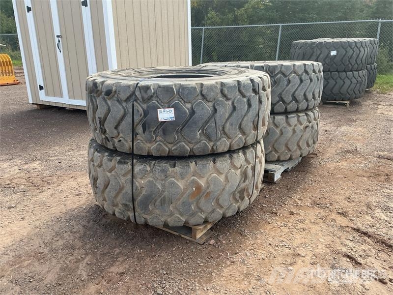  Quantity of (4) 20.5R25 Loader Tires Renkaat ja vanteet
