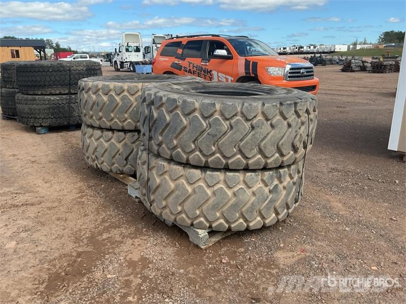  Quantity of (4) 20.5R25 Loader Tires Renkaat ja vanteet
