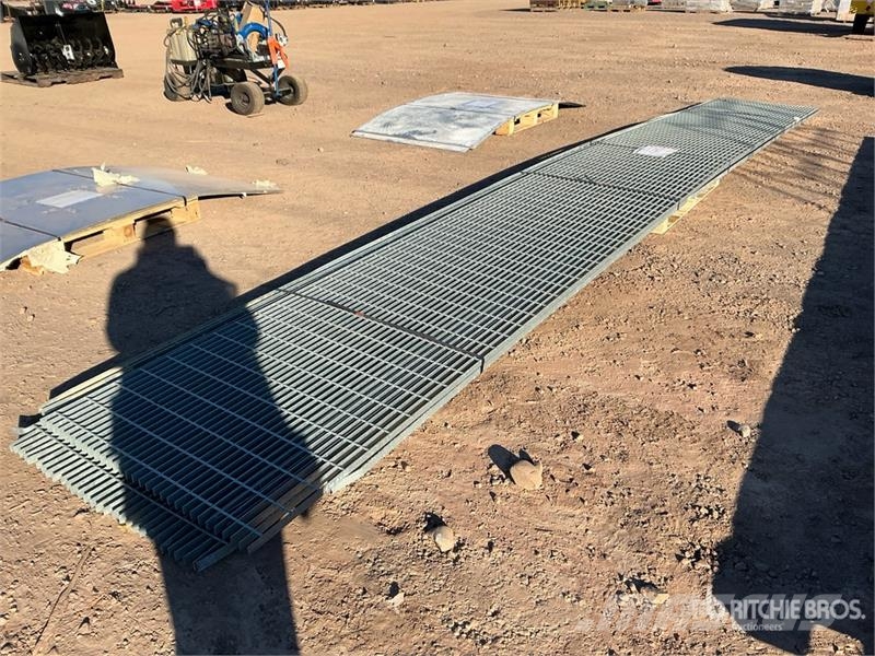 Quantity of (4) 3 ft x 24 ft Galvanized Metal Grat معدات البناء - غير ذلك