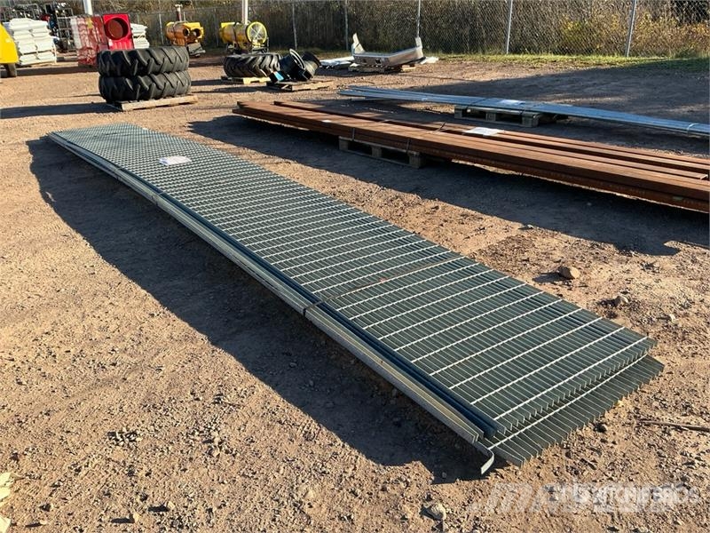  Quantity of (4) 3 ft x 24 ft Galvanized Metal Grat معدات البناء - غير ذلك
