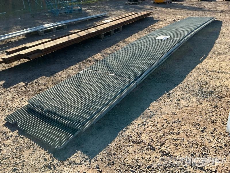  Quantity of (4) 3 ft x 24 ft Galvanized Metal Grat معدات البناء - غير ذلك
