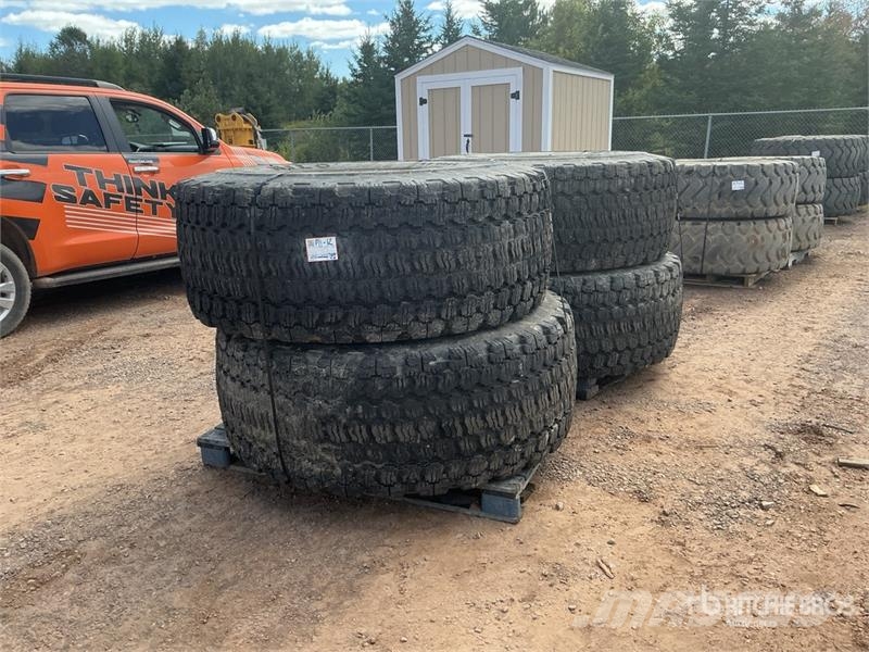  Quantity of (4) HILO 23.5R25 Loader Winter Tires Renkaat ja vanteet