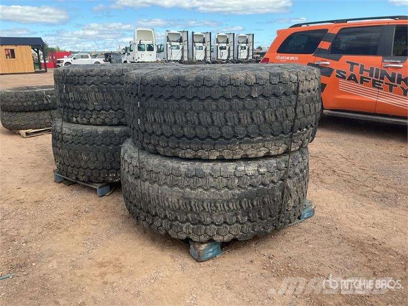  Quantity of (4) HILO 23.5R25 Loader Winter Tires Renkaat ja vanteet