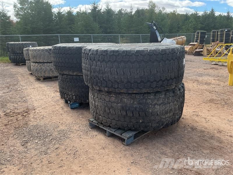  Quantity of (4) HILO 23.5R25 Loader Winter Tires Renkaat ja vanteet