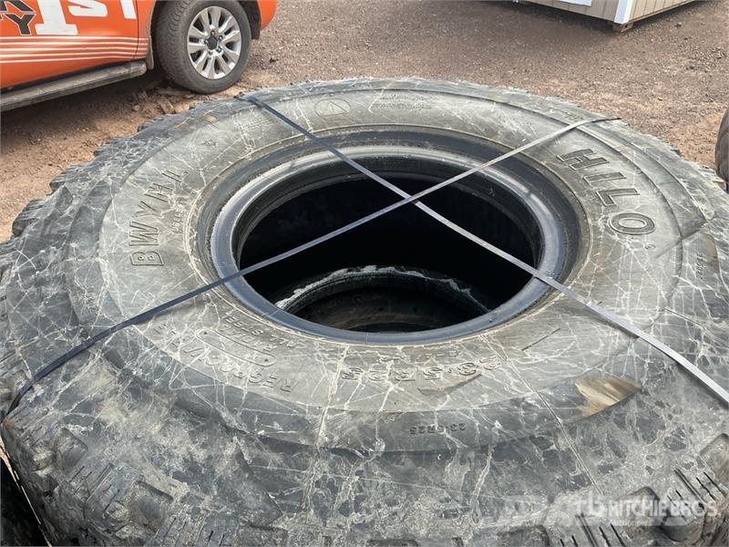  Quantity of (4) HILO 23.5R25 Loader Winter Tires Renkaat ja vanteet