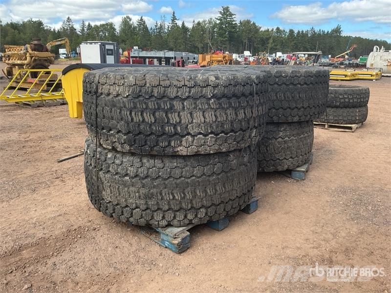  Quantity of (4) HILO 23.5R25 Loader Winter Tires Renkaat ja vanteet