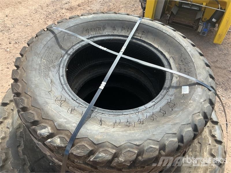  Quantity of (4) Tires Renkaat ja vanteet