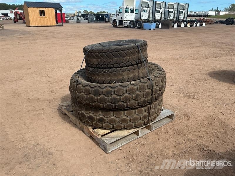  Quantity of (4) Tires Renkaat ja vanteet