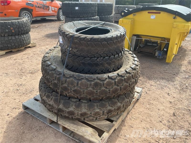  Quantity of (4) Tires Renkaat ja vanteet