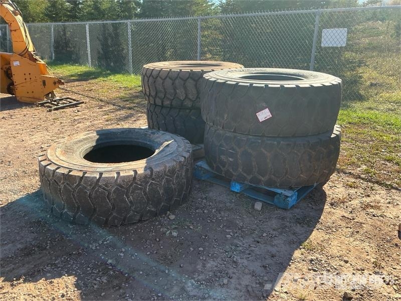  Quantity of (5) BKT Earth Max 17.5R25 Tires الإطارات والعجلات والحافات