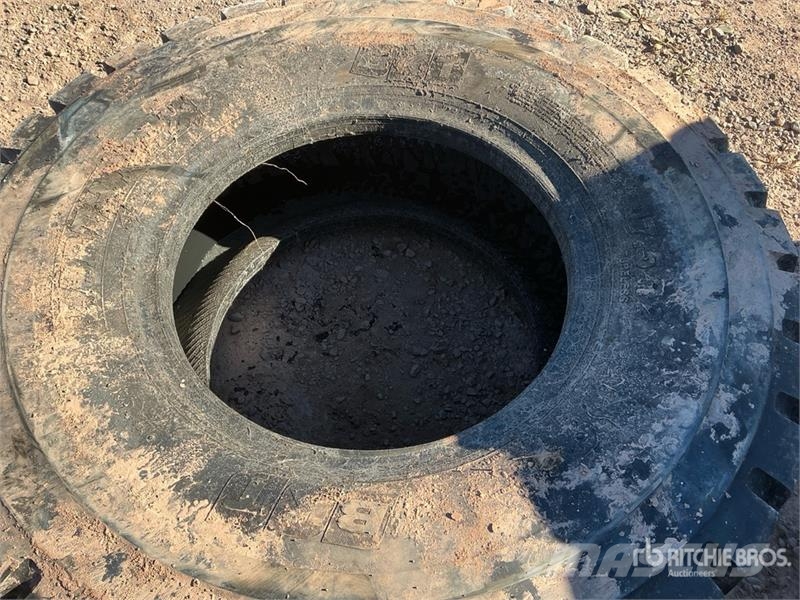  Quantity of (5) BKT Earth Max 17.5R25 Tires الإطارات والعجلات والحافات