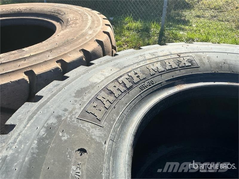  Quantity of (5) BKT Earth Max 17.5R25 Tires الإطارات والعجلات والحافات