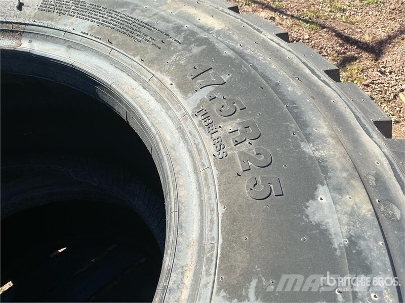  Quantity of (5) BKT Earth Max 17.5R25 Tires الإطارات والعجلات والحافات