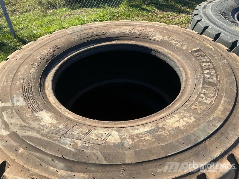  Quantity of (5) BKT Earth Max 17.5R25 Tires الإطارات والعجلات والحافات