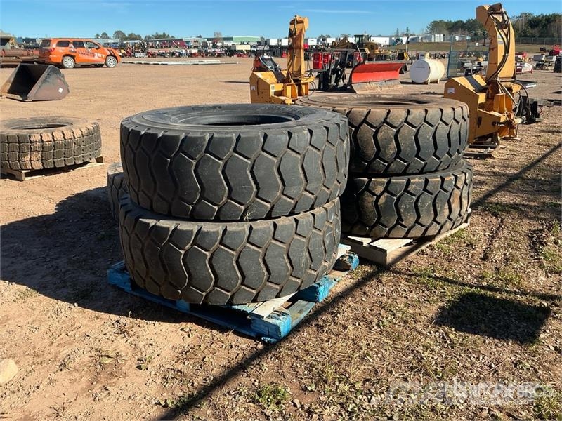  Quantity of (5) BKT Earth Max 17.5R25 Tires الإطارات والعجلات والحافات