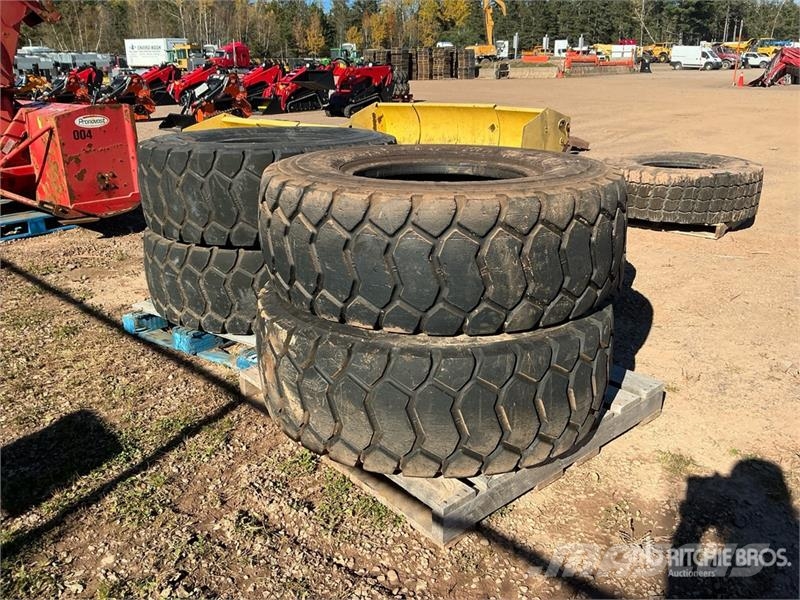  Quantity of (5) BKT Earth Max 17.5R25 Tires الإطارات والعجلات والحافات
