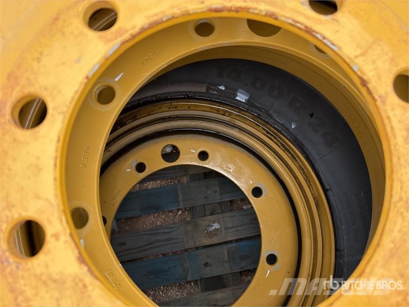 Quantity of (6) 14.00R24 Tires Gume, kotači i naplatci