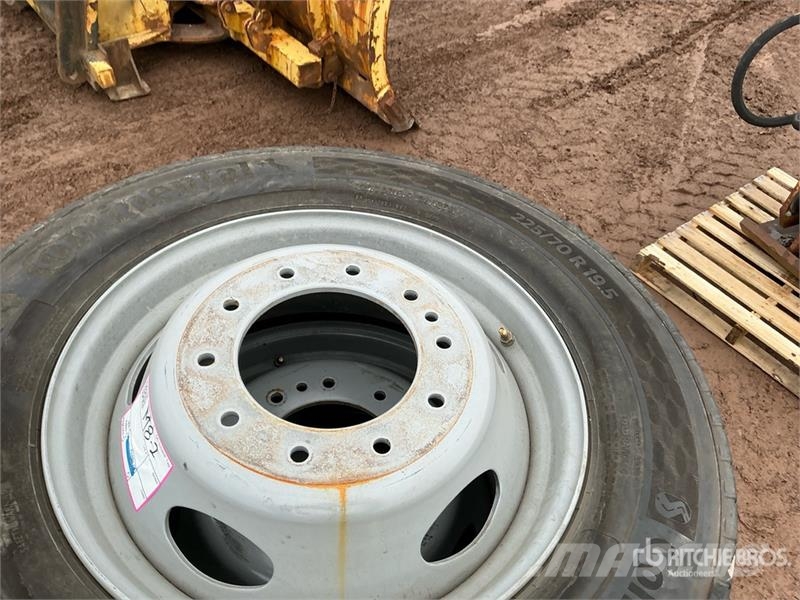 Quantity of (6) 225/75R19.5 Tires Dæk, hjul og fælge